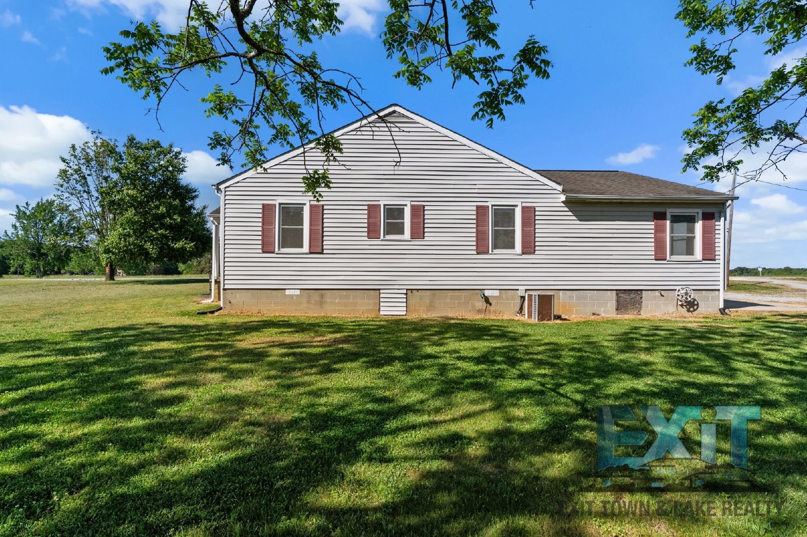 Country Feel, Modern Updates – 3BR Home on Quiet Road Just Outside of South Hill property image