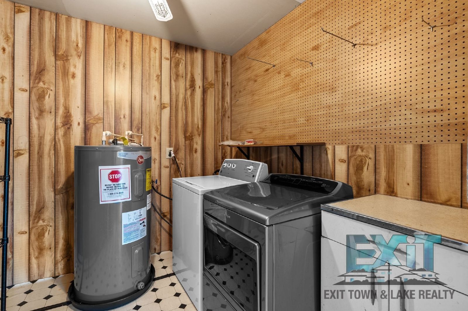 Country Feel, Modern Updates – 3BR Home on Quiet Road Just Outside of South Hill property image