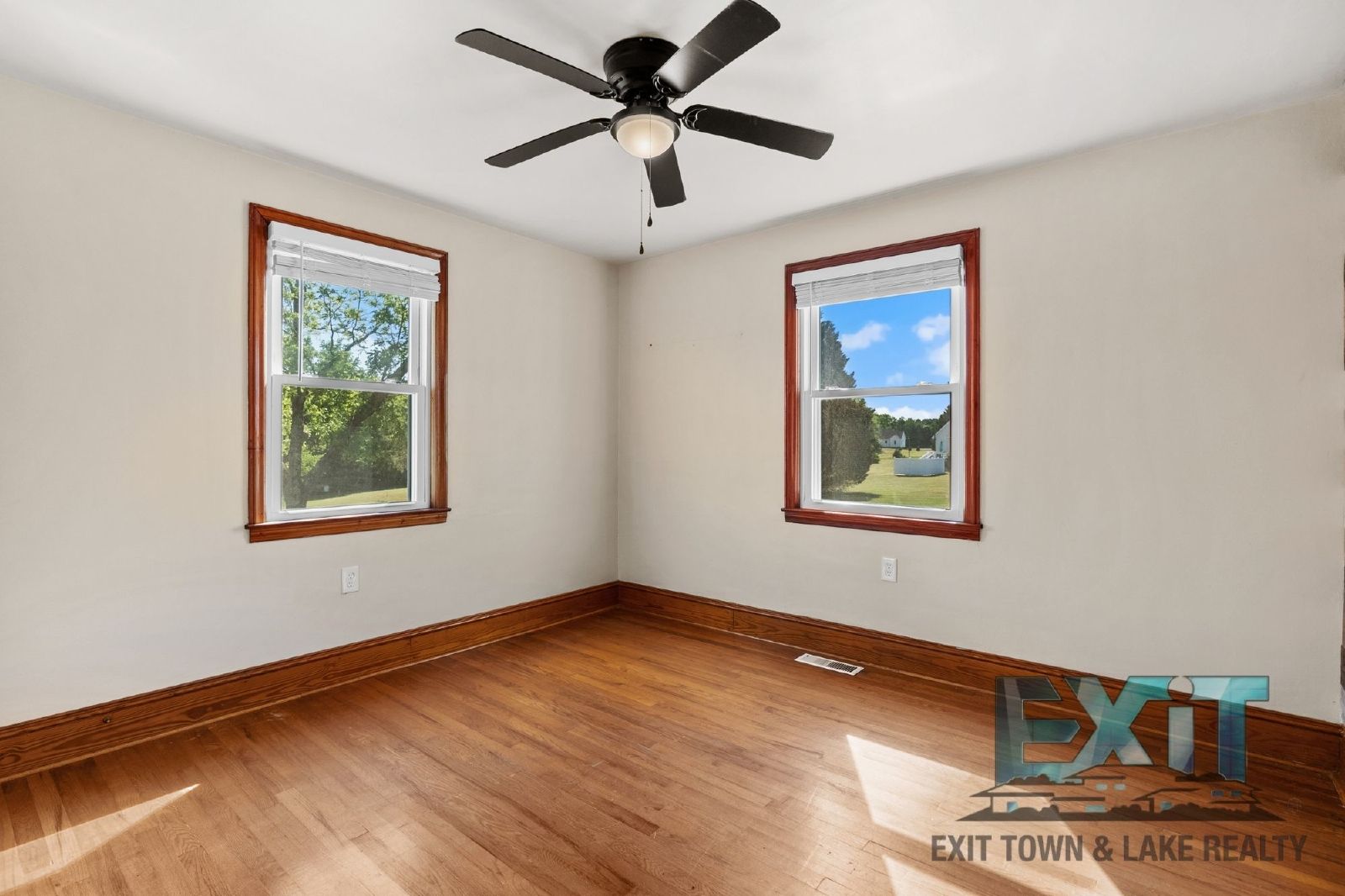 Country Feel, Modern Updates – 3BR Home on Quiet Road Just Outside of South Hill property image