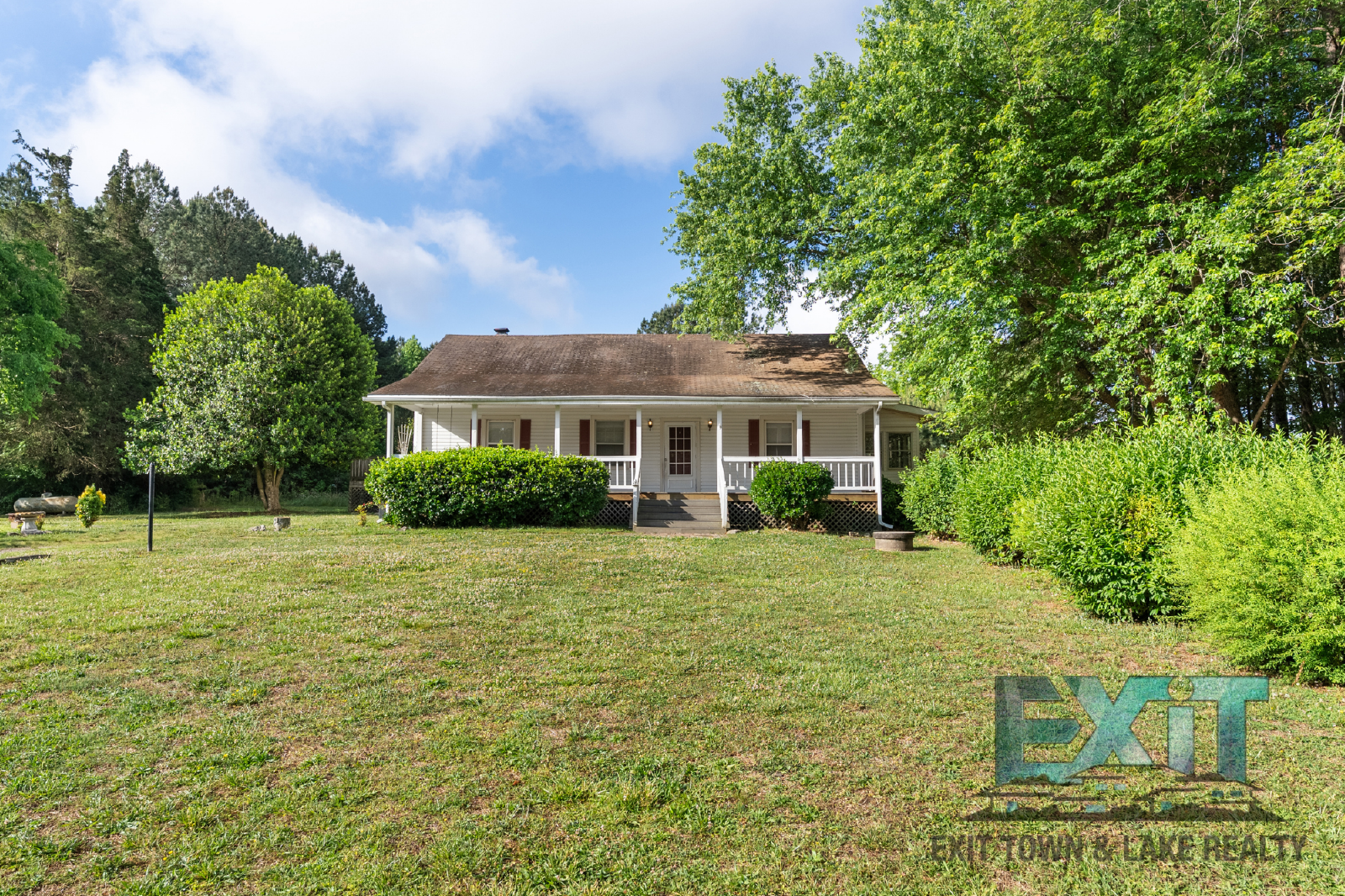 Spacious Country Home in Convenient La Crosse Location property image