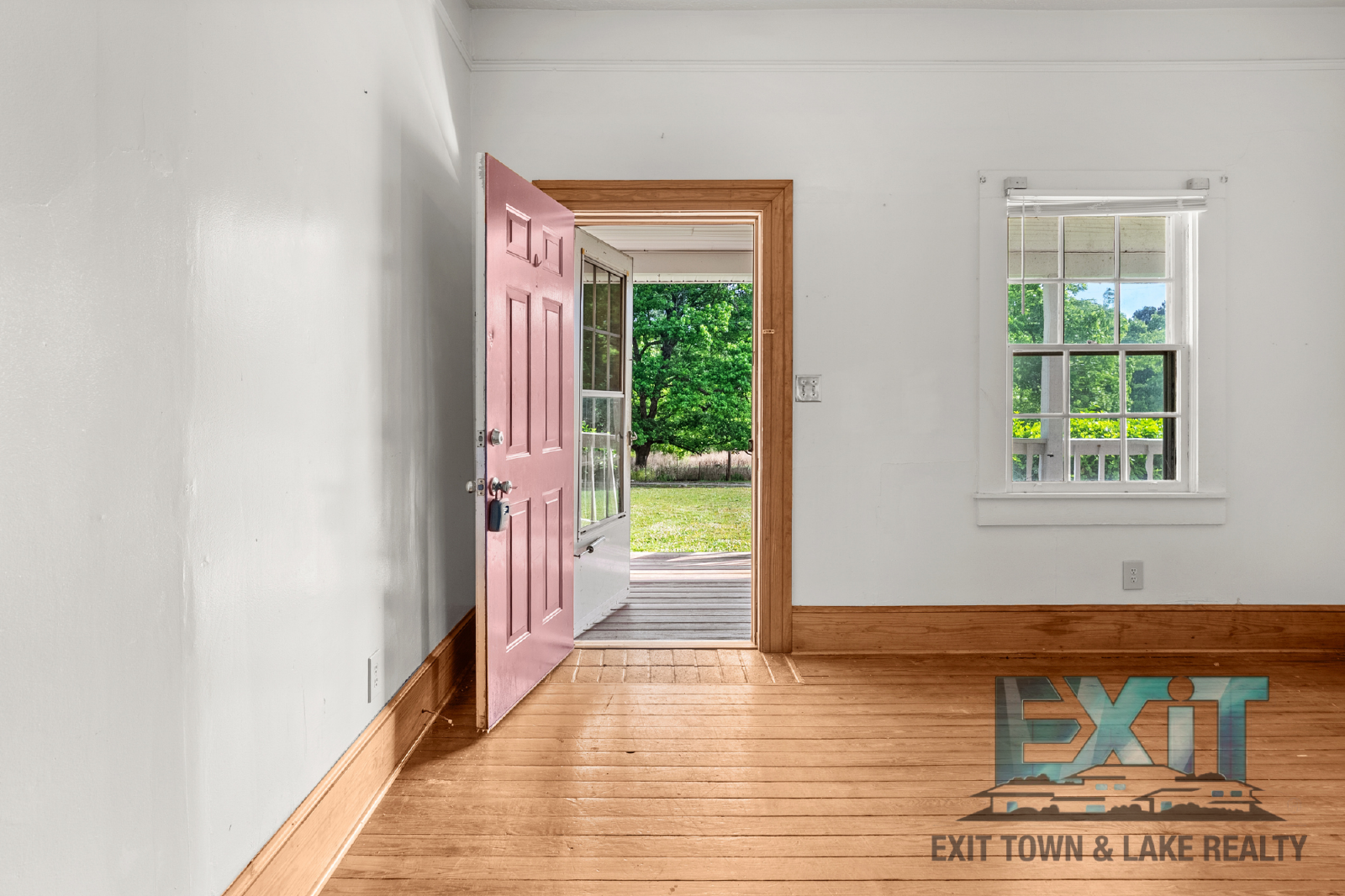 Spacious Country Home in Convenient La Crosse Location property image