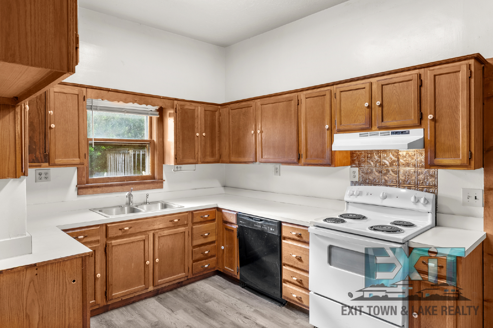 Spacious Country Home in Convenient La Crosse Location property image